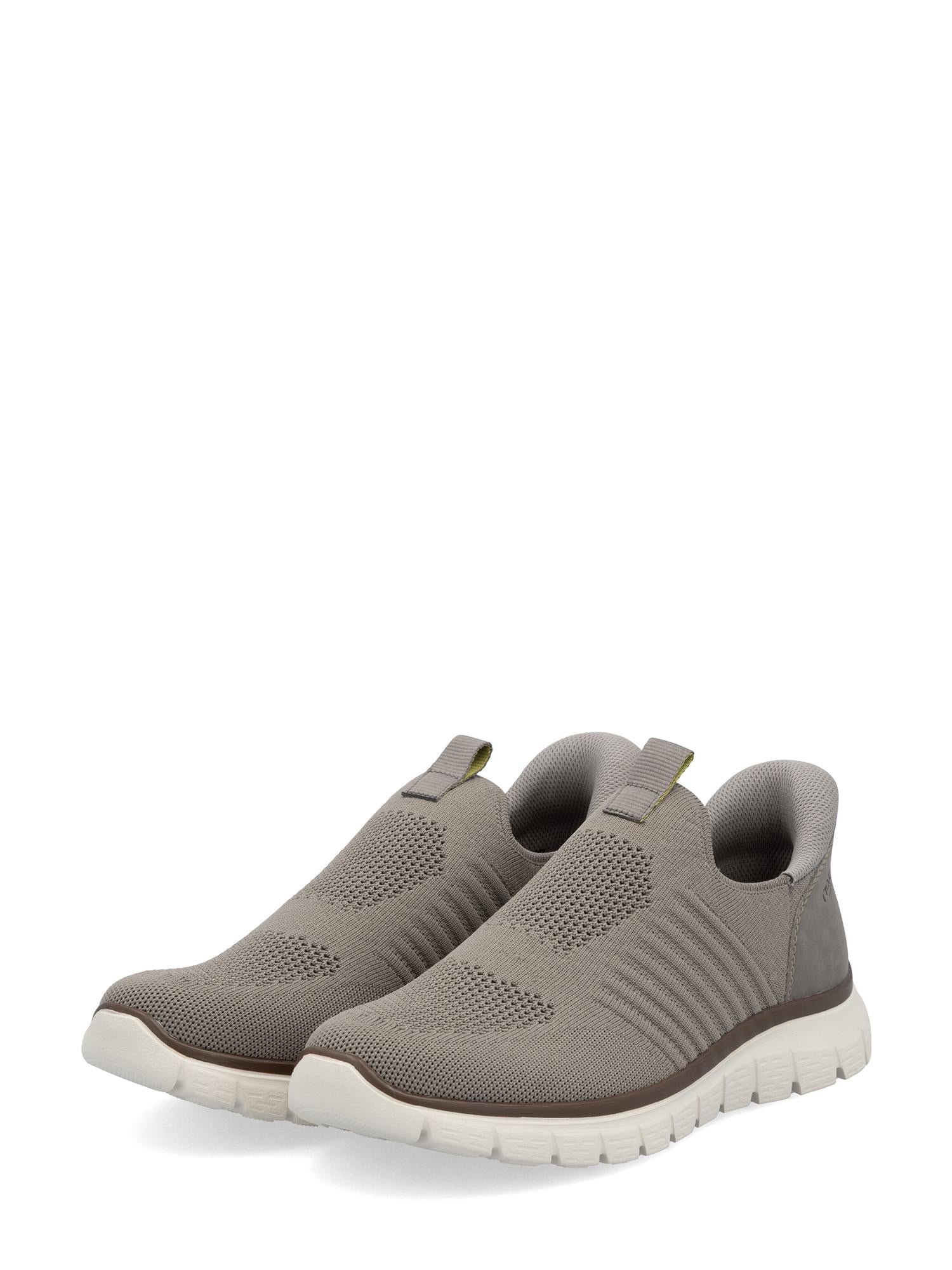 03080 Rieker Elvano Slip-on Sneakers fra Rieker Comfort & Style er lysebrune, har overdel i strikket mesh, Ready2Go-teknologi for ultralett komfort, hvite teksturerte såler og trekkfliker ved tungen og hælen. Vises på hvit.