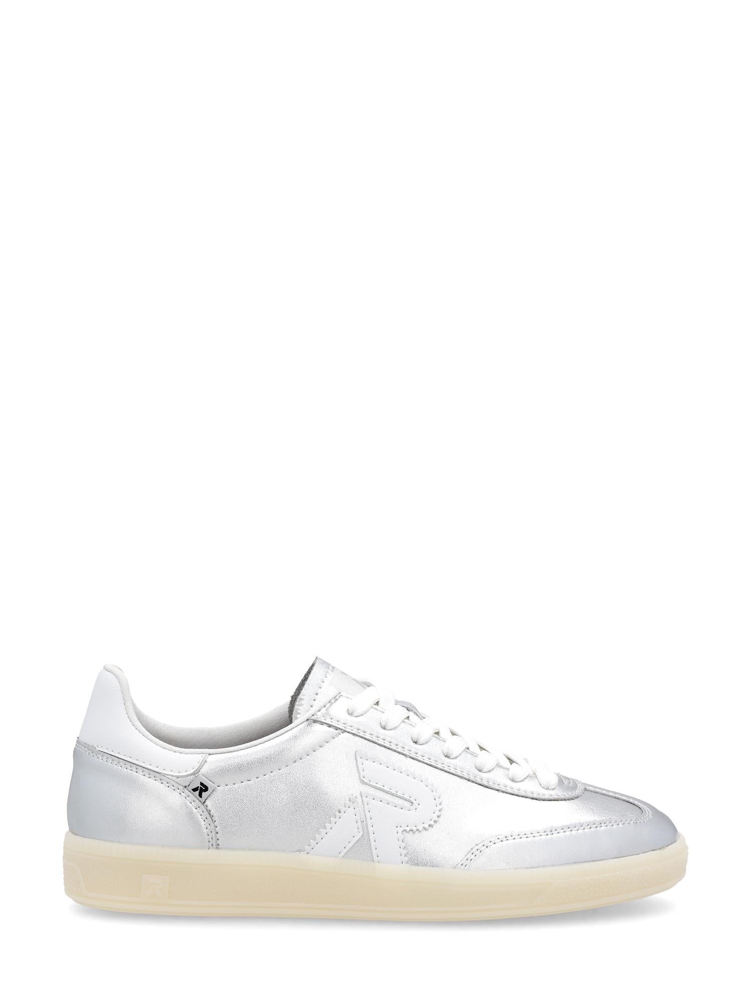 03524 Rieker San Diego skinnsneaker i metallisk sølv fra Rieker Sport har hvite lisser, en lys beige gummisåle og sydde detaljer, vist fra siden på en vanlig hvit bakgrunn.