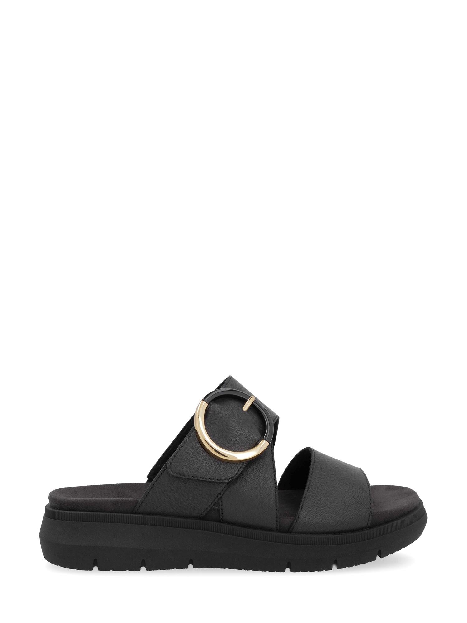 03141 Remonte Selma Sandal fra Remonte er en svart sandal i vegansk skinn med to brede remmer, hvorav den ene er prydet med en stor gullring. Sandalen har en flat såle med mønster og polstret fotseng for god komfort.