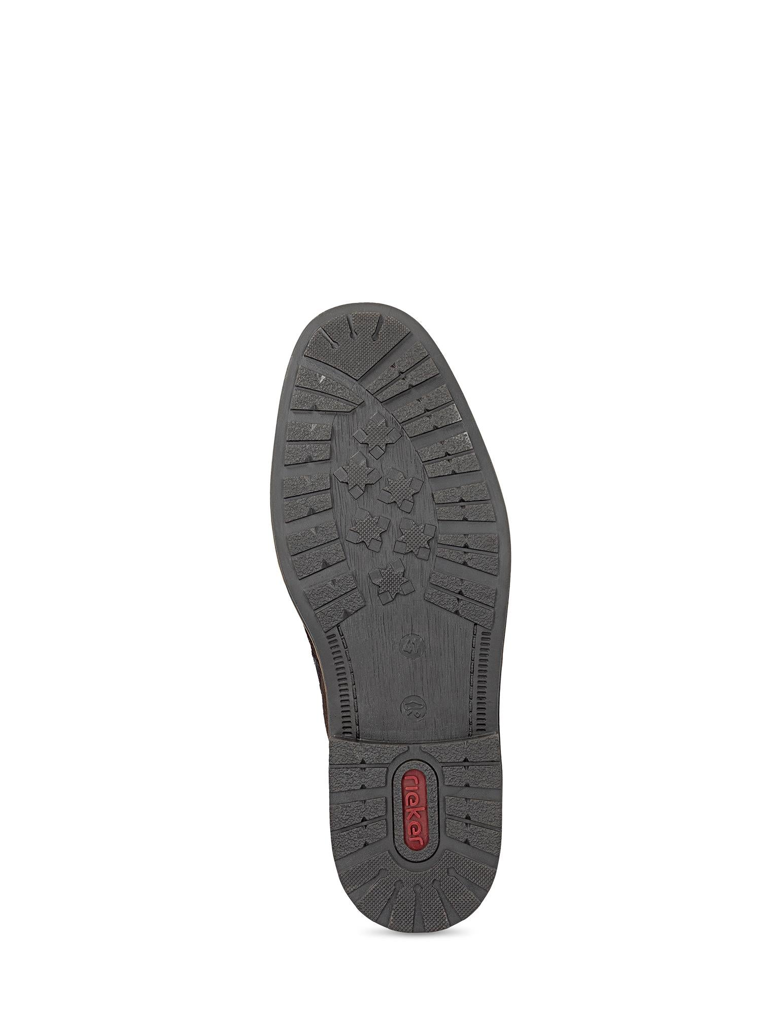 Bildet viser sålen på 04245 Rieker Donovan Leather Boots fra Rieker Comfort & Style, med teksturerte slitebaner med lineære riller og små bladformer, samt en rød rektangulær Rieker-logo nær hælen.