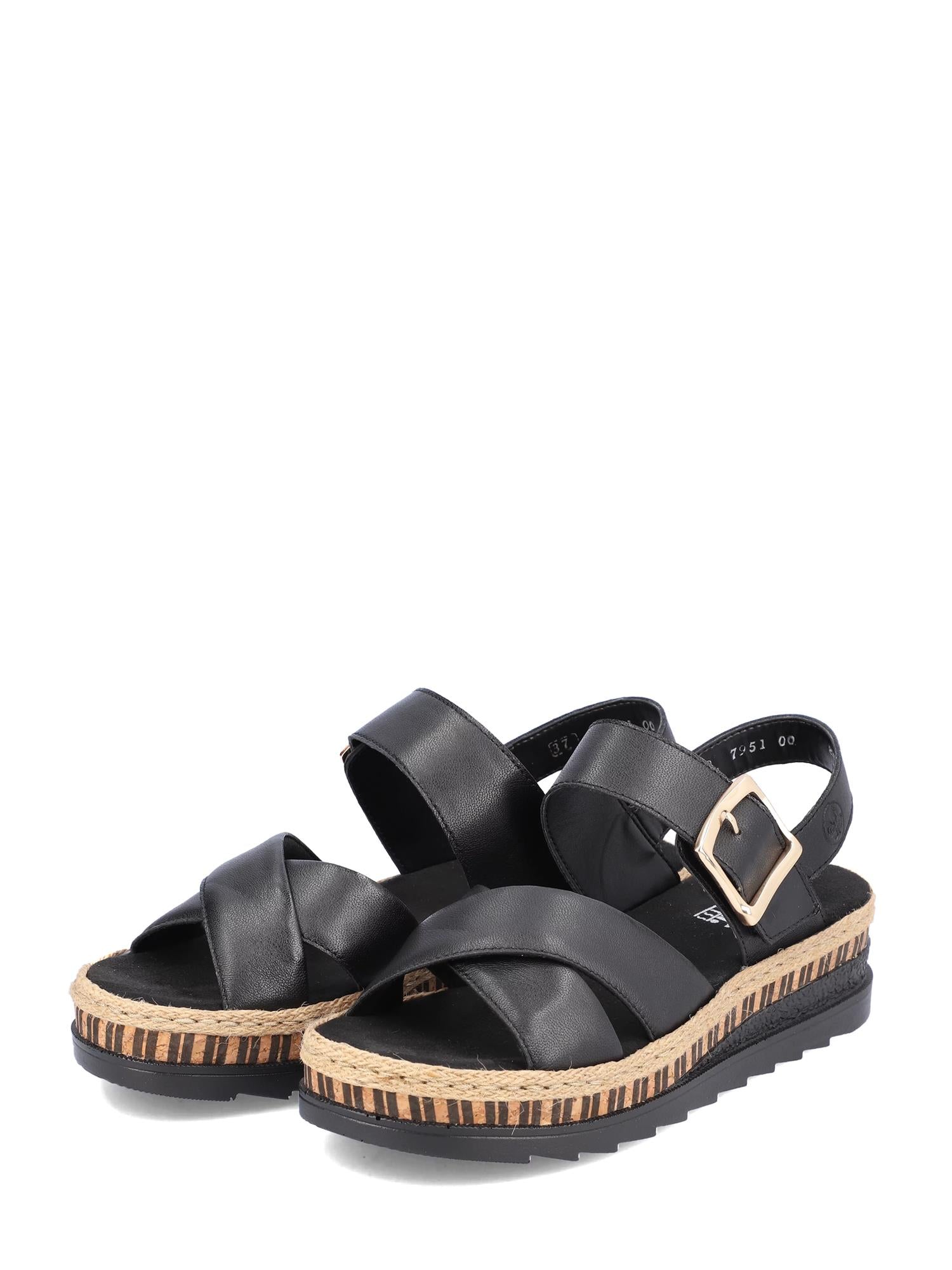 08084 Rieker Arizona Sandal Black Leather fra Rieker Comfort & Style har en tykk såle, korkdetaljer, stor spenne på siden, åpen tå og ekstra myk skinnsandal for optimal komfort, vist på en hvit bakgrunn.