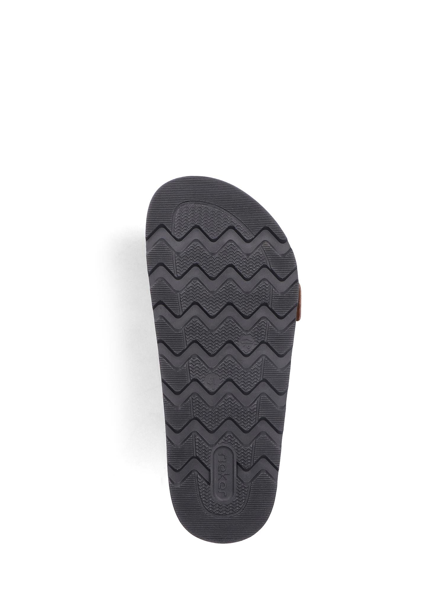 Bildet viser den svarte gummisålen på 02925 Rieker Brenton Brun Herresandal fra Rieker Comfort & Style, med et bølgende sikksakkmønster og preging nær hælen på en hvit bakgrunn.