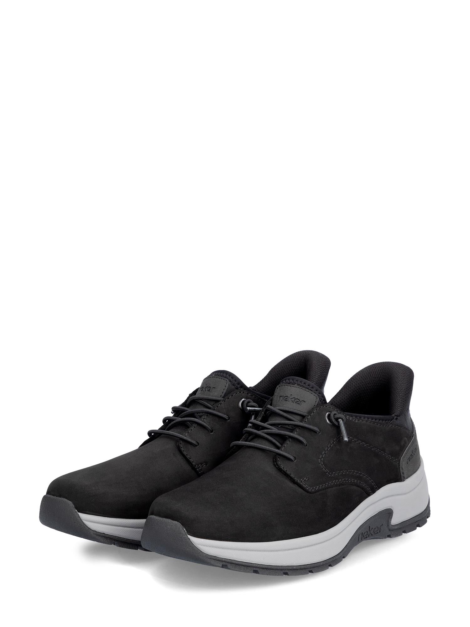 Et par 04741 Rieker Wide Comfort Leather slip-ins fra Rieker Comfort & Style, ekstra brede og svarte, med tykke hvite såler, laget av semsket skinn og vist i en vinkel mot en hvit bakgrunn.