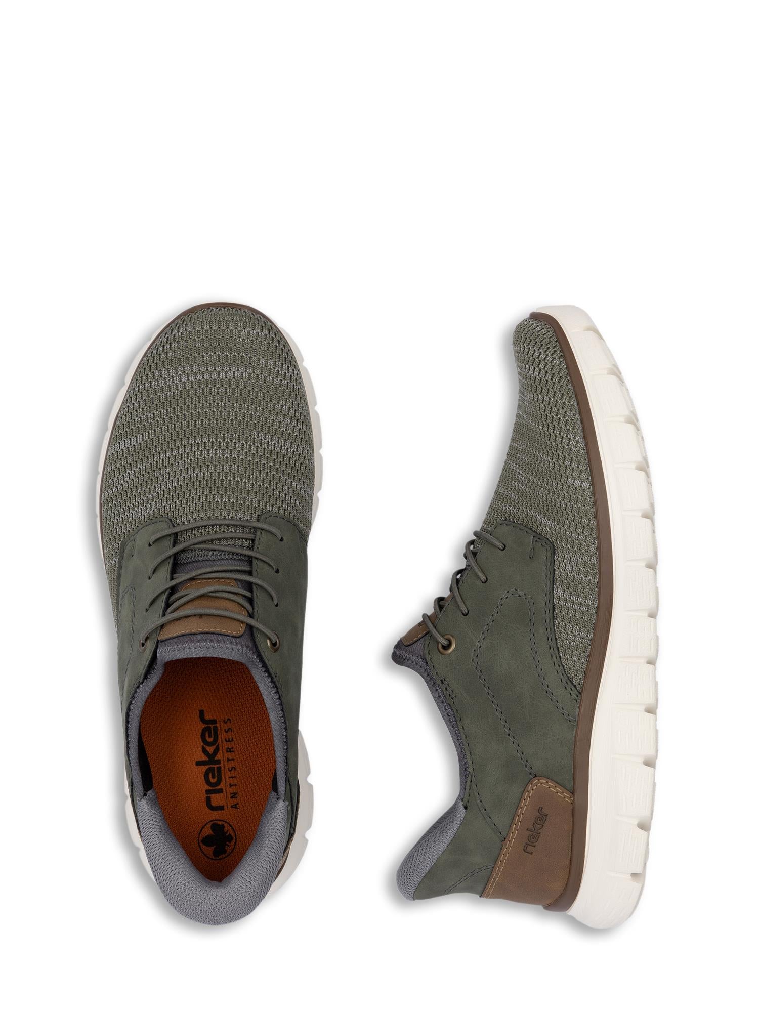 Et par ultralette Rieker Comfort & Style 07135 Ready2GO slip-on joggesko i olivenfarget mesh med brune detaljer, grå polstret krage og hvit strukturert såle. Den ene skoen er vist ovenfra, den andre fra siden.