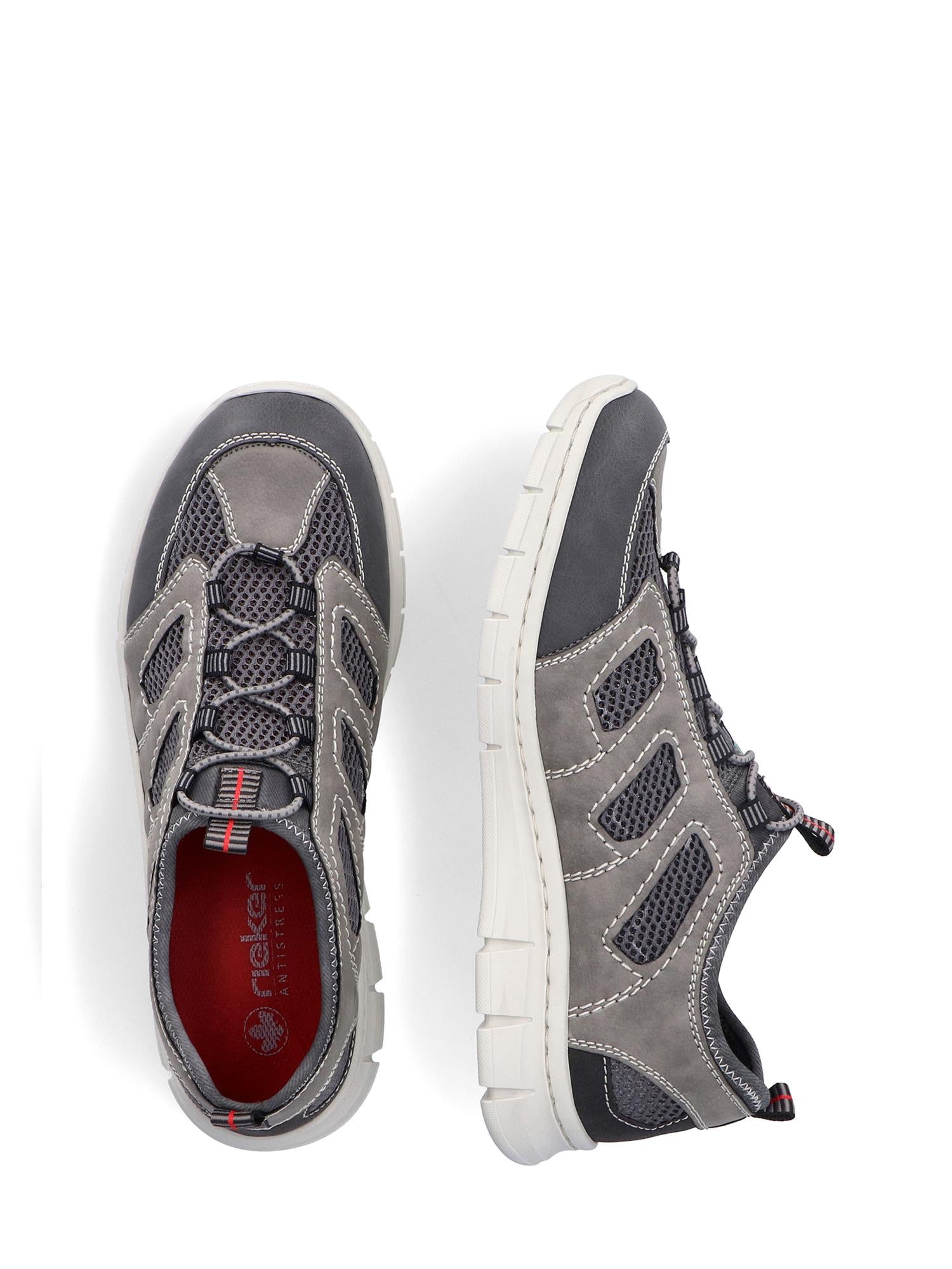Et par grå 07655 Rieker Luftig Tursko fra Rieker Comfort & Style med hvit antistresssåle, meshpaneler og røde detaljer vises ovenfra - en stående og en på siden - og fremhever innersålemerket og de detaljerte sømmene.