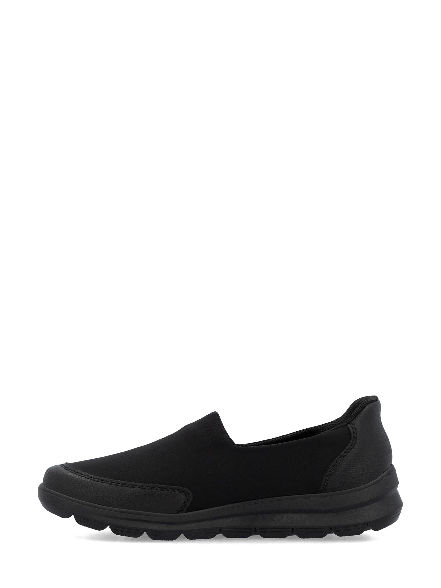 05154 Rieker Liora Rieker-Tex slip-on-sko fra Rieker Comfort & Style er vist i svart med en tykk strukturert såle og minimalistisk design mot en hvit bakgrunn. Denne vannavstøtende skoen har RiekerTEX for komfort og beskyttelse.