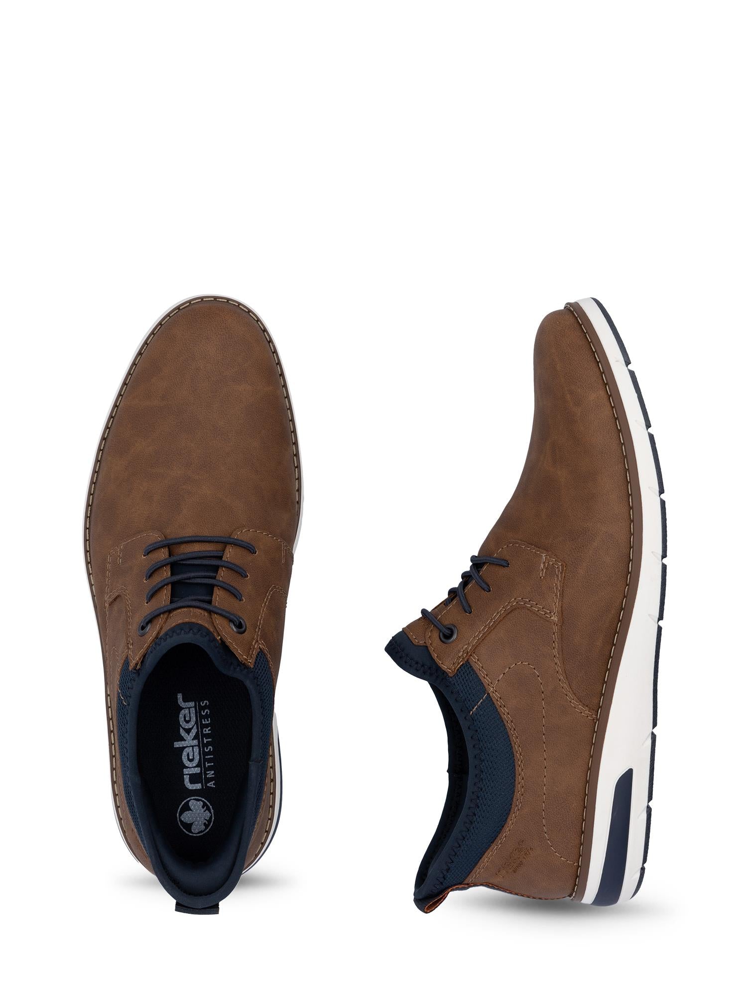 Et par brune 02905 Rieker Ready2Go Herresko casual snøresko fra Rieker Comfort & Style, med hvite såler, svarte snørehull, marineblå hældetaljer og Rieker-logo på innersålen; vist ovenfra og fra siden.