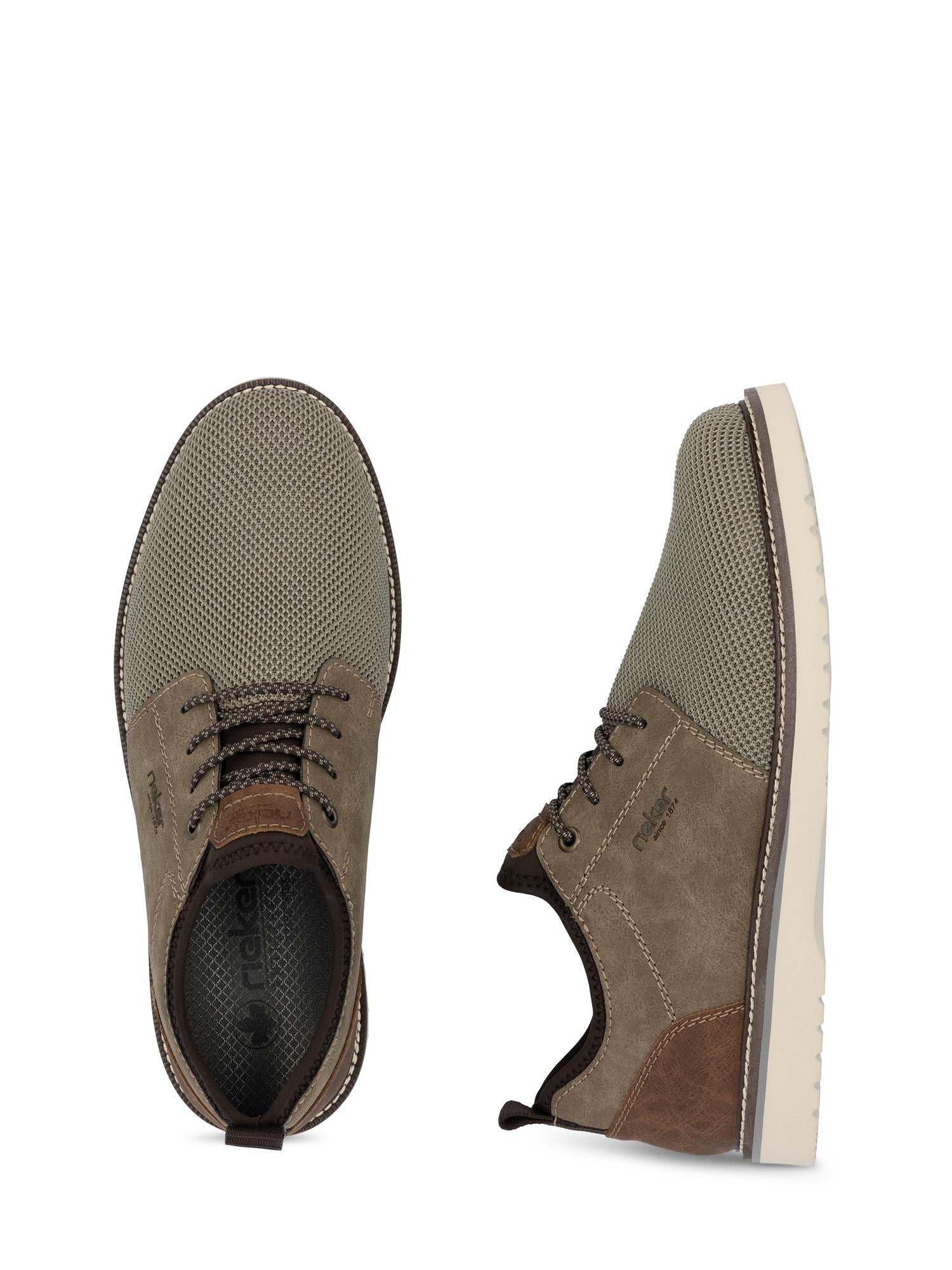 Et par Rieker Comfort & Style 02885 EasyWalk slip-on-sko i olivengrønt og brunt semsket skinn med overdel i netting, brune skinndetaljer på hælen og hvite gummisåler. Den ene skoen er vist ovenfra, den andre fra siden.