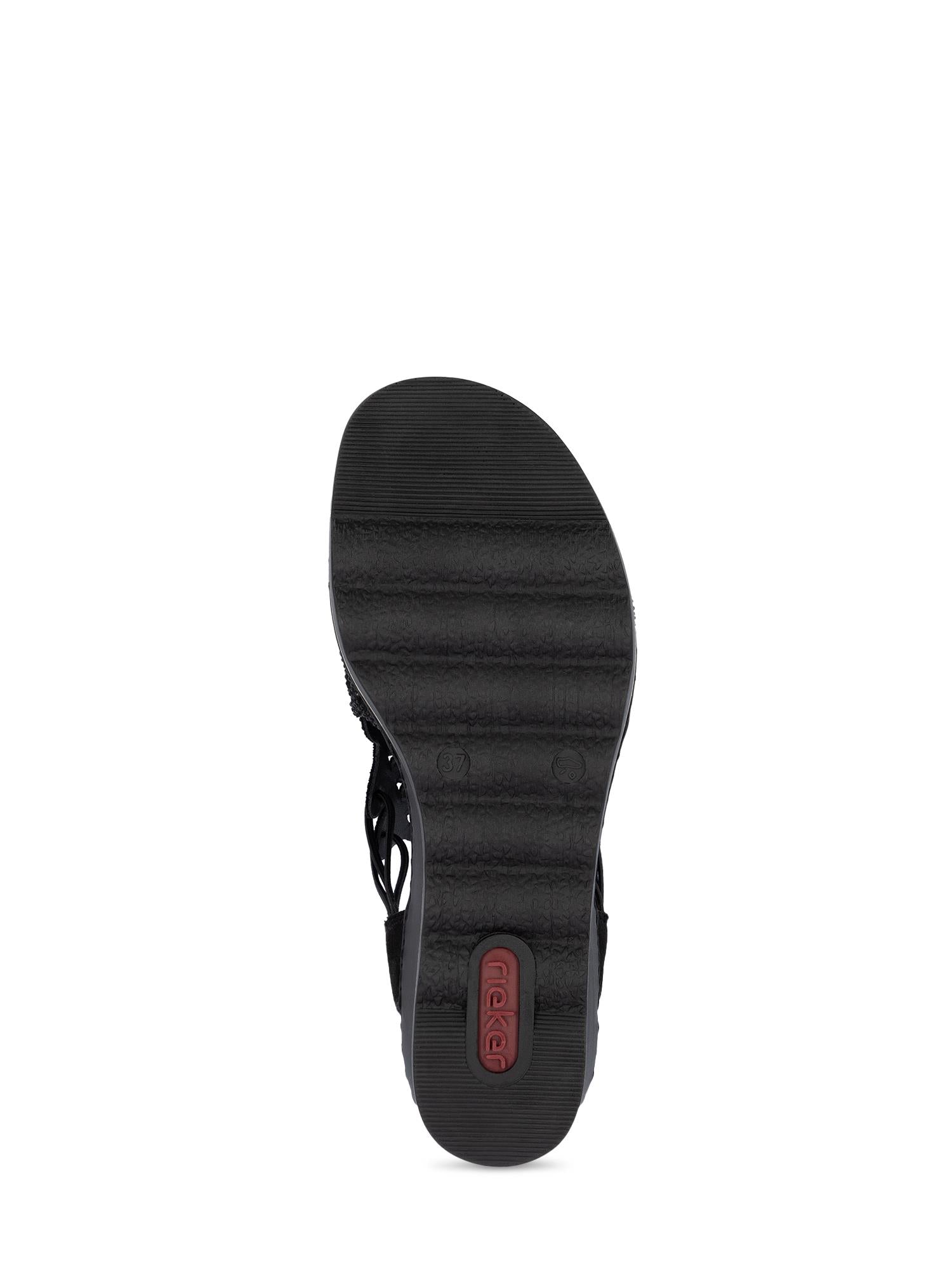 Nederst på 03003 Rieker Sorella Sandal fra Rieker Comfort & Style ser du en strukturert såle og en rød logo ved hælen, noe som understreker den komfortable damesandalens design med Antistress-teknologi.