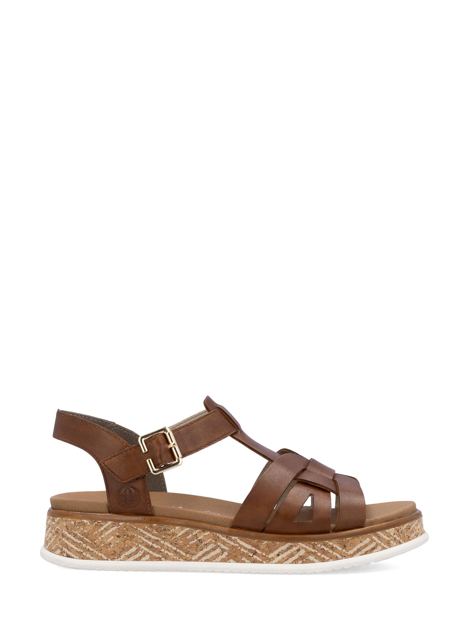 03447 Rieker Toscana Leather Sandal fra Rieker Comfort & Style har brunt skinn, spennerem, åpen tå, flettet espadrillostil, lav hæl og hvit yttersåle i gummi for signaturkomfort og stil.