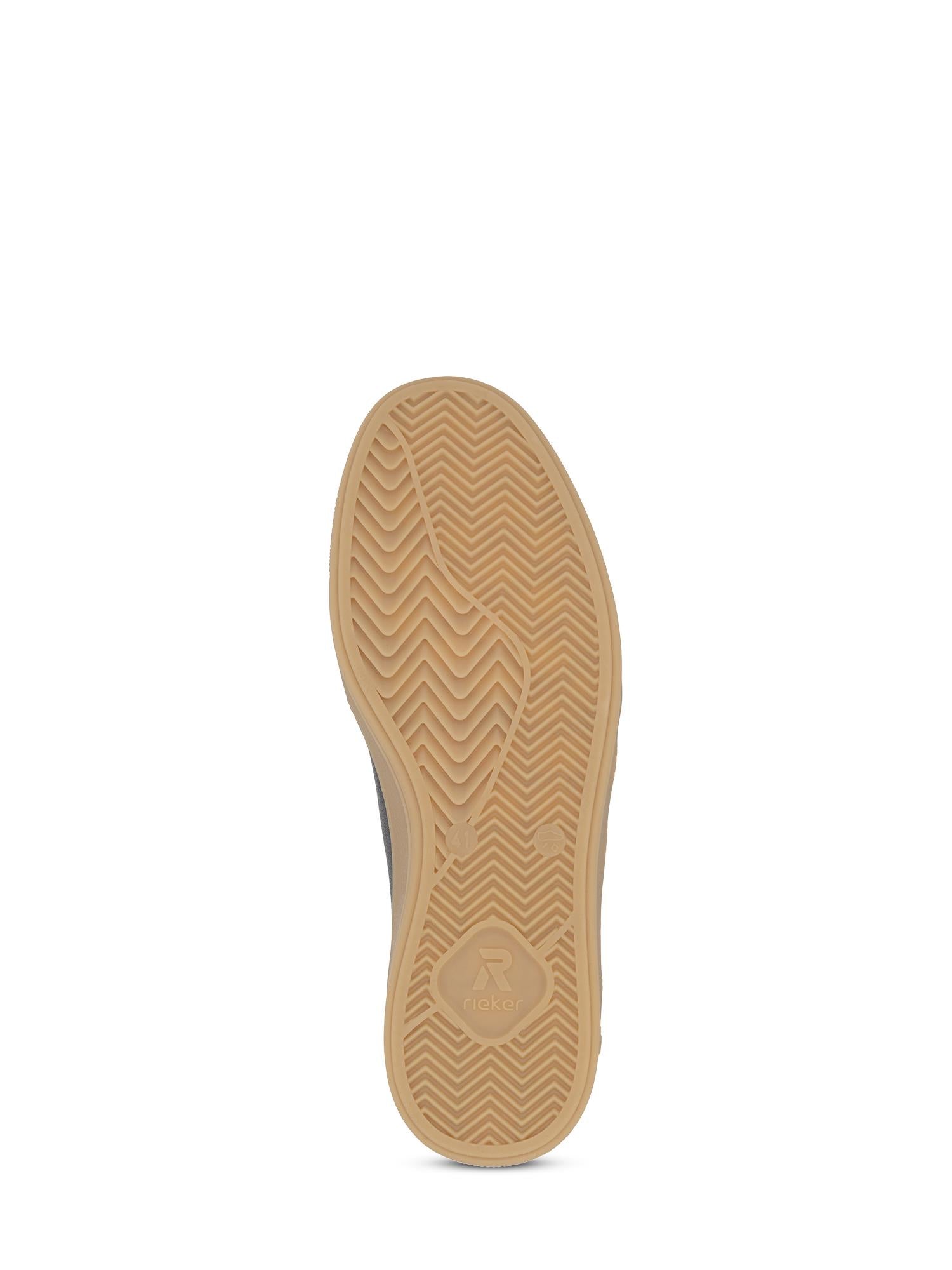 03332 Rieker San Diego Leather Sneaker Black fra Rieker Sport har en brunfarget såle med fiskebensmønster og en sirkulær logo nær hælen, noe som understreker komforten, vist på en hvit bakgrunn.