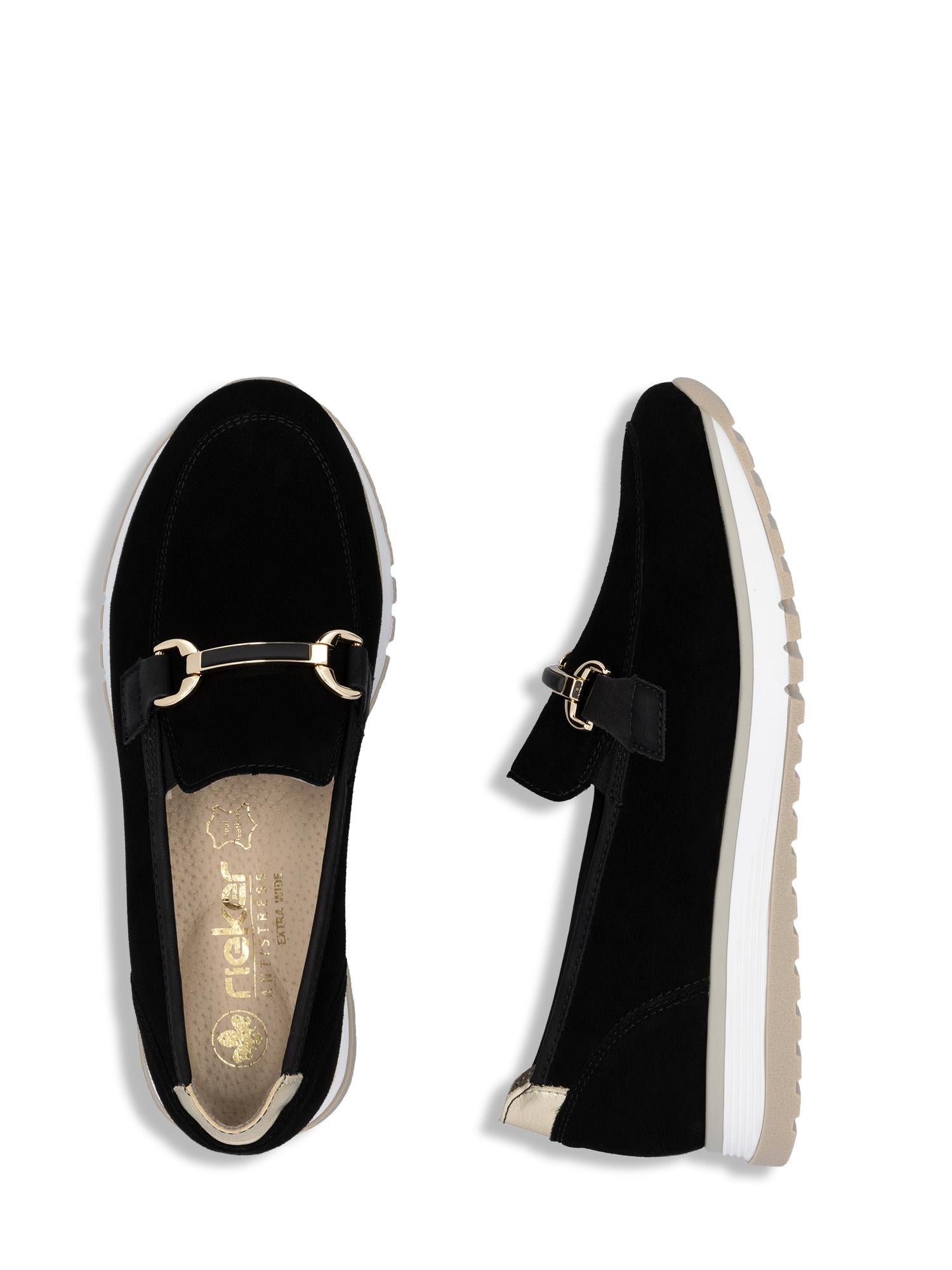 02959 Rieker Soft Elegance Leather Black loafers med gullfargede metallspenner, hvit såle og brunbrun yttersåle fra Rieker Comfort & Style - perfekte komfortsko for kvinner.