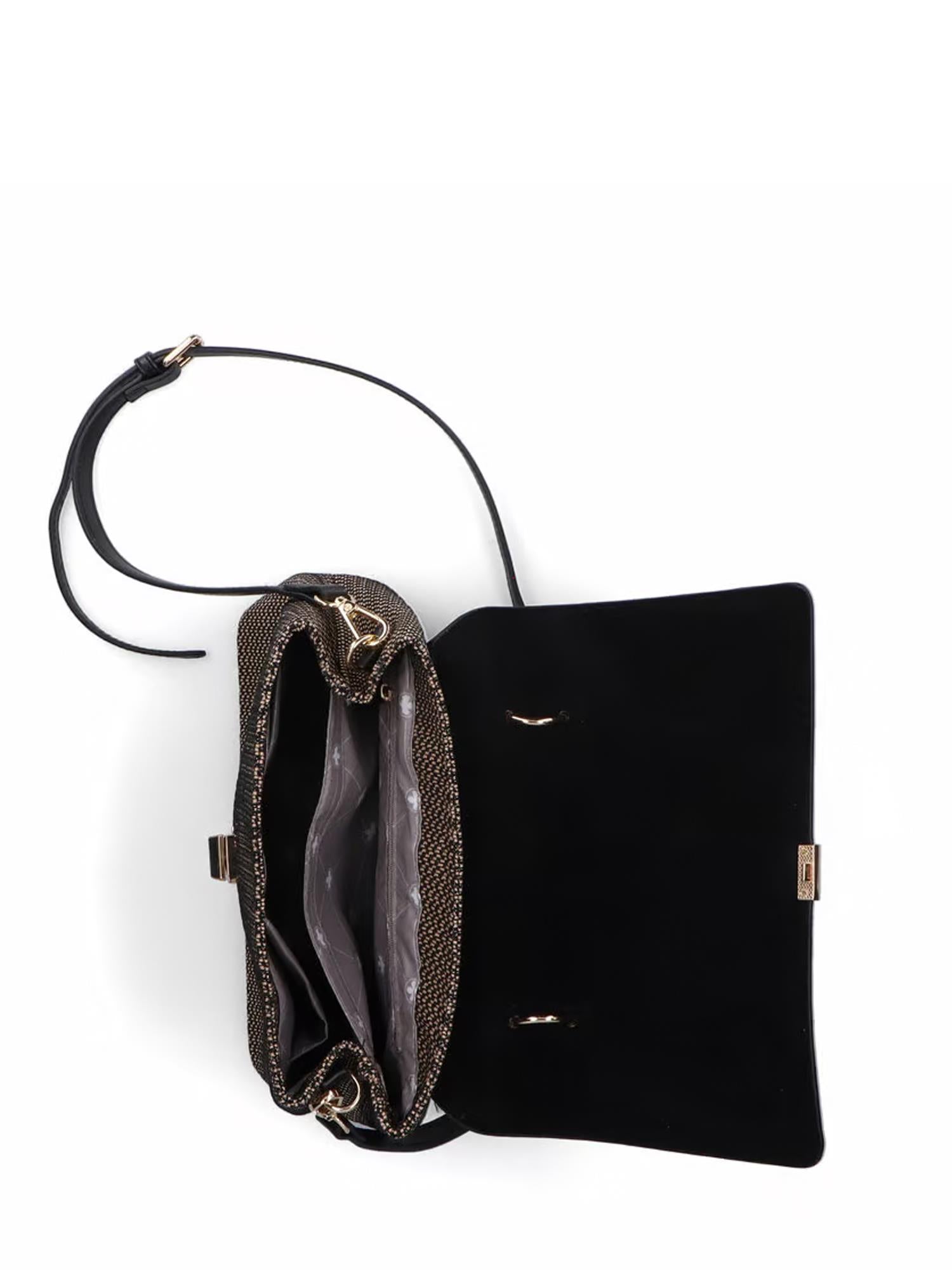 03703 Rieker Rimo Handbag Svart fra Rieker Comfort & Style er en svart veske med gull- og svartstrukturert klaff, flere rom og mønstret fôr - en elegant og praktisk veske til hverdagsbruk.