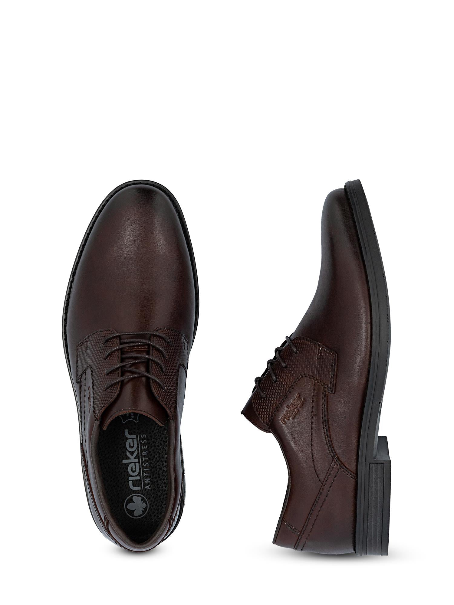 04222 Rieker Sorrento Dressko fra Rieker er vist: Den ene skoen viser snøringen ovenfra, mens den andre fremhever sideprofilen med såle, sømdetaljer og den karakteristiske Antistress-komforten.